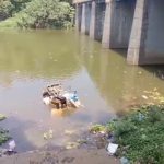 पेणमध्ये खड्ड्याचा बळी; रिक्षा थेट नदीत कोसळली, चालक ठार – प्रशासनावर प्रश्नचिन्ह