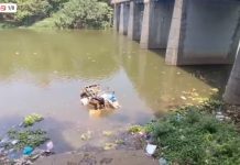 पेणमध्ये खड्ड्याचा बळी; रिक्षा थेट नदीत कोसळली, चालक ठार – प्रशासनावर प्रश्नचिन्ह