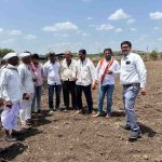 मातीशी नाळ जपणारा अधिकारी ; जरुडमध्ये तहसीलदार शेळकेंनी धरले हाती औताचे रूमने