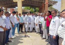 कर्जमाफीच्या शासन निर्णयाचा निषेध करून काँग्रेस पक्षाच्या वतीने शासन निर्णयाची केली होळी. बबनराव नागरे