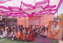 शिवसेना (उद्धव बाळासाहेब ठाकरे) गटाचे शेतकऱ्याच्या प्रश्नासाठी धरणे आंदोलन.