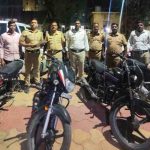 दौंड शहरात ट्रिपल सीट दुचाकीस्वारांवर पोलिसांची धडक कारवाई; १८ वाहनांवर दंडात्मक कारवाई