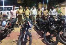 दौंड शहरात ट्रिपल सीट दुचाकीस्वारांवर पोलिसांची धडक कारवाई; १८ वाहनांवर दंडात्मक कारवाई