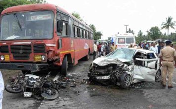 अमळनेर तालुक्यात मोटरसायकल, कार आणि एसटी बसची जोरदार धडक