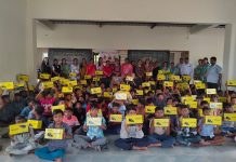महात्मा जोतिबा फुले हायस्कूलमध्ये लीनेस क्लब, शिरपूर यांच्या वतीने विद्यार्थ्यांना शूज वाटप