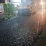 गोपाळवाडी रोडवरील नगरकर बंगला ते कुद्री बंगला रस्त्यावर पावसात डांबरीकरण? कामाच्या गुणवत्तेवर नागरिकांचा सवाल