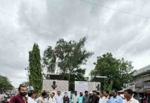 गुलाब पुष्पांनी मा. तुकाराम मुंडे यांच्या प्रतिमेला अभिषेक; तीन वर्षे FDA मधून बदली करू नये, वंचित बहुजन आघाडीची मागणी