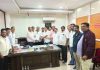 दौंडमध्ये मोकाट जनावरे व कुत्र्यांच्या प्रश्नावर प्रशासनाविरोधात धरणे आंदोलन; मुख्याधिकाऱ्यांना निवेदन