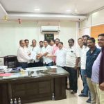 दौंडमध्ये मोकाट जनावरे व कुत्र्यांच्या प्रश्नावर प्रशासनाविरोधात धरणे आंदोलन; मुख्याधिकाऱ्यांना निवेदन