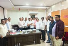 दौंडमध्ये मोकाट जनावरे व कुत्र्यांच्या प्रश्नावर प्रशासनाविरोधात धरणे आंदोलन; मुख्याधिकाऱ्यांना निवेदन