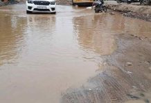 दौंड-गोपाळवाडी रोडवर एमएससीबीच्या कामामुळे मुख्य पाणीपुरवठा पाइपलाइन फुटली; लाखो लिटर पाणी वाया