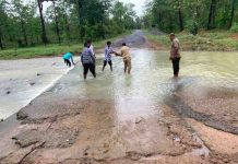झिंगानूर–सिरोंचा मुख्य रस्ता बुधवारपासून बंद; नैगुंडा नाल्यावरील रापटा पुरात वाहून गेला